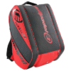 Der Sportrucksack Bullpadel BPP 24001 Vertex Rot zeichnet sich durch ein auffälliges rot-schwarzes Farbschema mit dem Markenlogo und „Vertex“ auf der Seite aus. Er verfügt über mehrere Fächer und einen gepolsterten Griff für zusätzlichen Komfort.