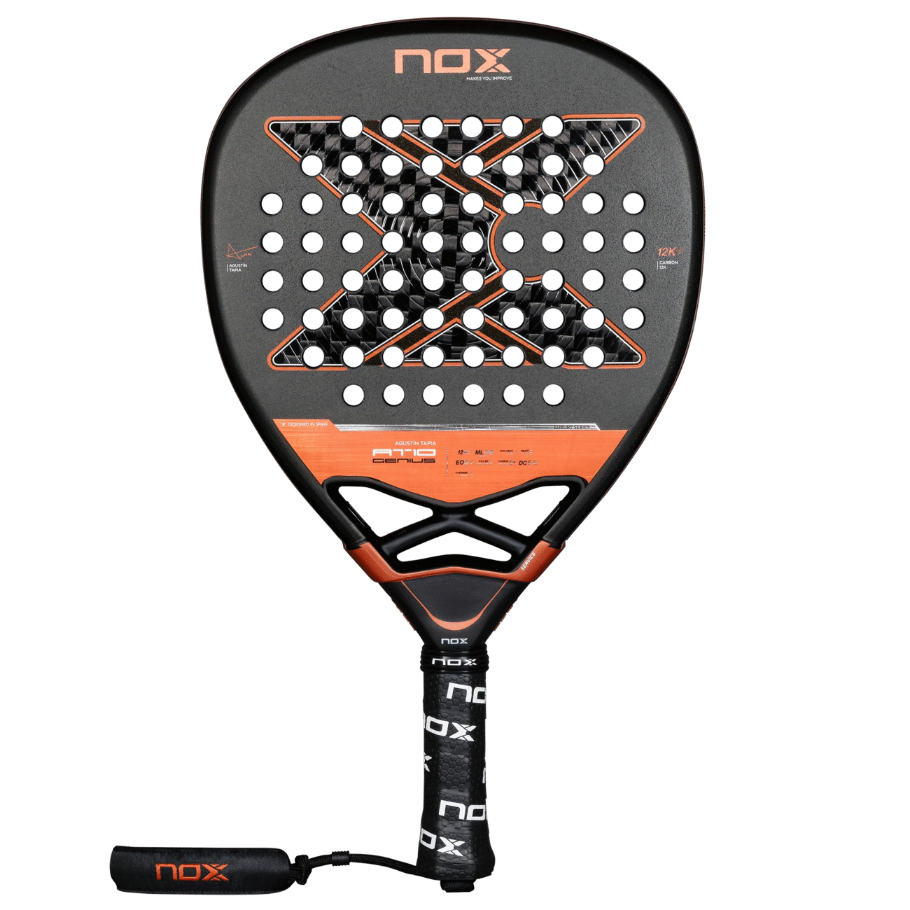 Der NOX AT10 Luxury Genius Attack 12K 2025 von Agustin Tapia Padelschläger ist ein auffälliger schwarz-orangefarbener Schläger mit perforierter Schlagfläche und einem einzigartigen X-förmigen Muster im Kern. Der schwarze Griff ist mit dem ikonischen NOX-Logo in Weiß verziert.