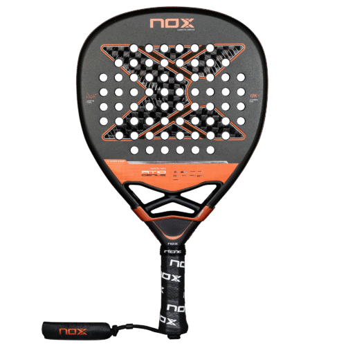 Der NOX AT10 Luxury Genius Attack 12K 2025 von Agustin Tapia Padelschläger ist ein auffälliger schwarz-orangefarbener Schläger mit perforierter Schlagfläche und einem einzigartigen X-förmigen Muster im Kern. Der schwarze Griff ist mit dem ikonischen NOX-Logo in Weiß verziert.