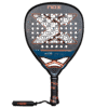 Der NOX AT10 Genius Attack 18K 2025 Agustin Tapia Padelschläger verfügt über einen schlanken schwarzen Rahmen, der mit einem auffälligen orangefarbenen X-Design und einer perforierten Schlagfläche verziert ist. Inspiriert von Agustin Tapia kombiniert der Griff Schwarz mit orangefarbenen Akzenten und sorgt so für Präzision und Stil für jeden Spieler im Jahr 2025.
