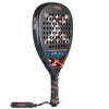 Der NOX AT10 Genius Attack 18K 2025 Agustin Tapia Padelschläger verfügt über ein stilvolles schwarz-orange Farbschema mit einem auffälligen geometrischen Design. Der vom Champion Agustin Tapia inspirierte Schläger zeigt stolz Markendetails und sein Griff verfügt über einen strukturierten Griff und eine Handschlaufe für hervorragende Kontrolle auf dem Platz.