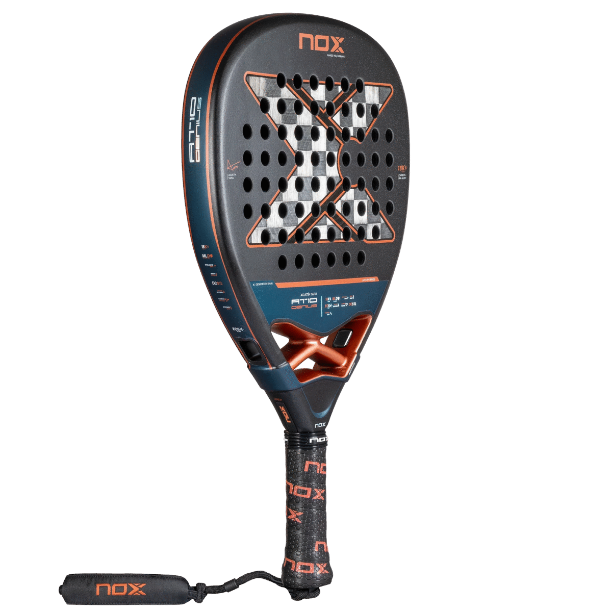 Der NOX AT10 Genius Attack 18K 2025 Agustin Tapia Padelschläger verfügt über ein stilvolles schwarz-orange Farbschema mit einem auffälligen geometrischen Design. Der vom Champion Agustin Tapia inspirierte Schläger zeigt stolz Markendetails und sein Griff verfügt über einen strukturierten Griff und eine Handschlaufe für hervorragende Kontrolle auf dem Platz.