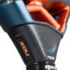 Dieser schwarz-orangefarbene Padelschläger mit Nahaufnahme des Griffs zeigt deutlich den Markennamen „Nox“ neben dem Text „Pulse System“. Der NOX AT10 Genius Attack 18K 2025 Agustin Tapia Padelschläger besticht durch klare Linien und kontrastierende Farben, die sein sportliches und modernes Design hervorheben.