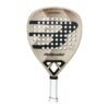Der Bullpadel Vertex 04 W 2025 Padelschläger besticht durch eine stilvolle Kombination aus Beige und Schwarz, mit einem perforierten Design und einem eleganten weißen Griff, was ihn ideal für Padel-Enthusiasten macht.