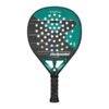 Der Padelschläger Bullpadel Hack 04 Hybrid 2025 verfügt über ein elegantes schwarz-blaugrünes Design mit zahlreichen runden Löchern auf der Schlagfläche und dem kultigen „Bullpadel“-Schriftzug, der elegant in weißen Buchstaben in der Nähe des Griffs dargestellt ist.