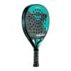 Wir präsentieren den Bullpadel Hack 04 Hybrid 2025 Padelschläger mit einem eleganten schwarz-blaugrünen Design, ergänzt durch einen strukturierten Griff. Die Schlagfläche des Padelschlägers ist mit mehreren runden Löchern und einem stilisierten „B“-Logo verziert und schafft so eine ideale Kombination aus Stil und Funktionalität für engagierte Spieler.