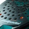 Nahaufnahme eines Bullpadel Hack 04 Hybrid 2025 Padelschlägers mit elegantem schwarz-blaugrünem Design. Die Oberfläche weist ein kreisförmiges Lochmuster auf, um den Luftstrom und die Kontrolle zu verbessern. Der Markenname „Bullpadel“ ist deutlich auf dem Schläger zu sehen und unterstreicht seine Spitzentechnologie.