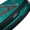 Der Bullpadel Hack 04 Hybrid 2025 Padelschläger besticht durch seine Plus-Power-Eigenschaften im Detail und präsentiert graue Saiten und ein abstraktes Design mit einer elegant aufgedruckten Signatur auf dem Rahmen.