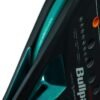 Eine Nahaufnahme des Bullpadel Hack 04 Hybrid 2025 Padelschlägers in Schwarz und Blaugrün zeigt das Wort „Airpower“ in Silber entlang seiner Kante. Die glatte schwarze Oberfläche ist mit sichtbaren Markenzeichen und kleinen Symbolen verziert, die das moderne Design betonen.